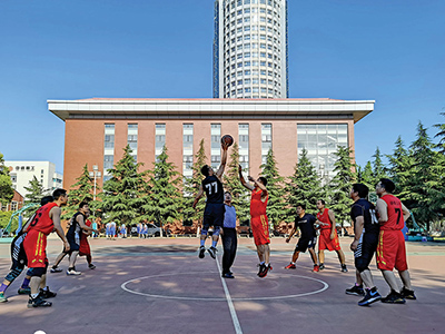 Juego de baloncesto del personal